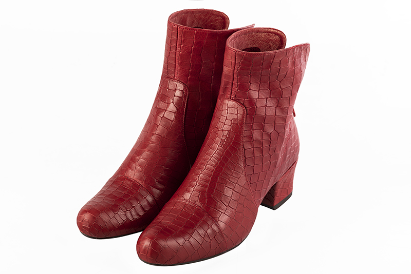 Scarlet red women's ankle boots with a zip at the back. Round toe. Low kitten heels. Front view - Florence KOOIJMAN